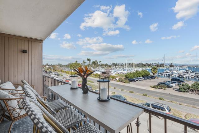 1623 Glorietta Blvd, Coronado CA: https://media.crmls.org/mediaz/0a77a4af-5e8b-46ac-9391-6403de28051e.jpg