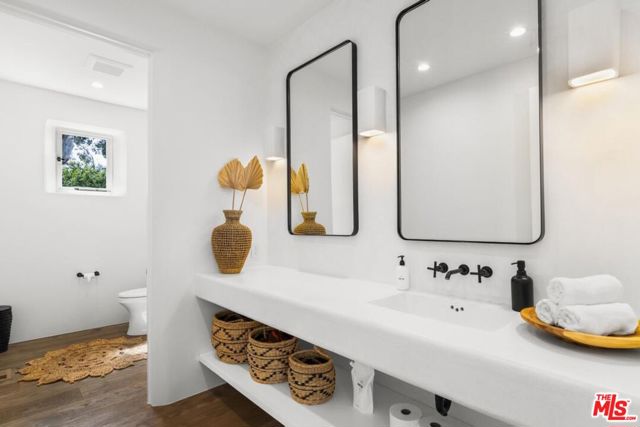 27405 Pacific Coast Highway, Malibu CA: https://media.crmls.org/mediaz/0a77aecb-12cf-4003-9649-6d0606bf192b.jpg