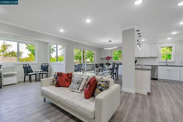 2900 Tice Creek Dr, Walnut Creek CA: https://media.crmls.org/mediaz/0a7866e7-5d37-4346-afc6-bb844757b929.jpg