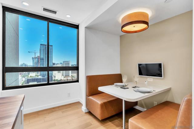 700 Front St, San Diego CA: https://media.crmls.org/mediaz/0a78b406-1d2b-4fa0-86d7-aa65f6fc7362.jpg
