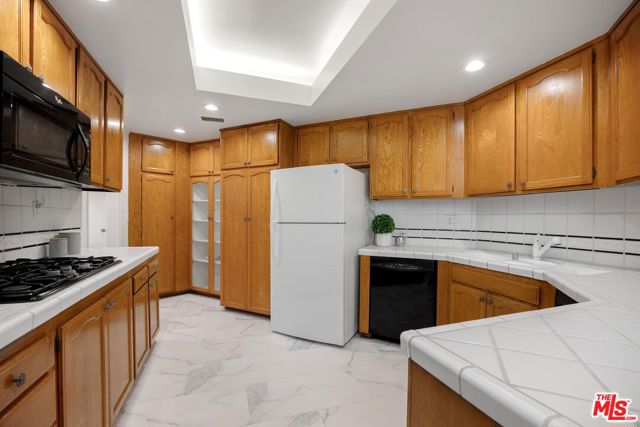 5333 Zelzah Avenue, Encino CA: https://media.crmls.org/mediaz/0a78fc4a-1dd4-4f58-9d80-c37f23f5dfe5.jpg