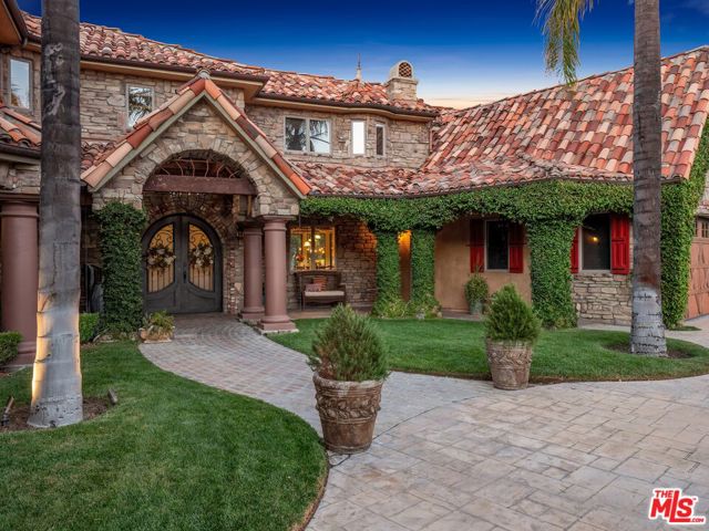 27023 Rolling Hills Avenue, Canyon Country CA: https://media.crmls.org/mediaz/0a7abf6d-d63f-4885-9b71-327897ab17f0.jpg
