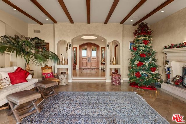 1740 Carla, Beverly Hills CA: https://media.crmls.org/mediaz/0a7ac714-847d-4582-a11f-e772676d712d.jpg