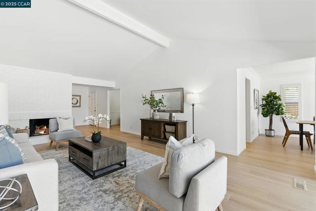 1725 Spyglass Ln, Moraga CA: https://media.crmls.org/mediaz/0a7ba4b1-a626-4439-9555-7cefeae19104.jpg
