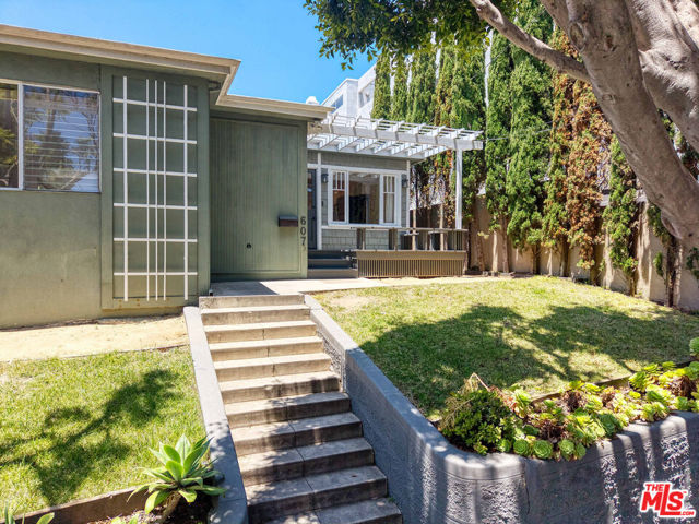 607 Ashland Avenue, Santa Monica CA: https://media.crmls.org/mediaz/0a7bd7a1-44ac-47d5-8a31-d1f8ea5bd0d9.jpg