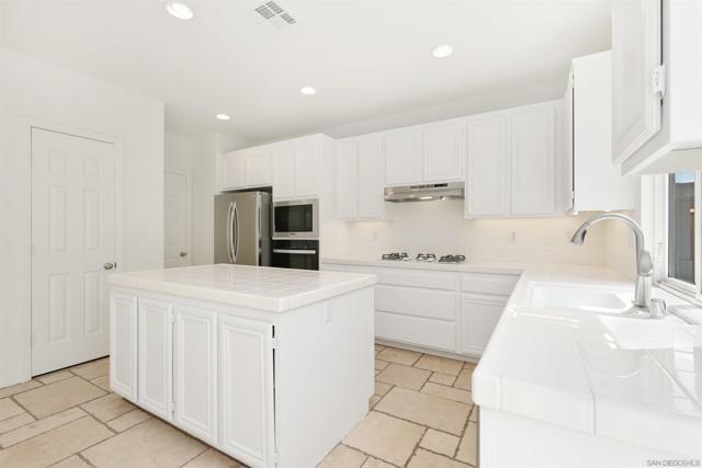 1020 Crystal Springs Pl, Escondido CA: https://media.crmls.org/mediaz/0a7f213c-ae14-48b3-9573-6997f8ee2089.jpg
