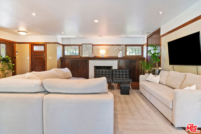 2299 Beverwil Drive, Los Angeles CA: https://media.crmls.org/mediaz/0a7fba98-4024-425c-a899-e394b4ccfa77.jpg