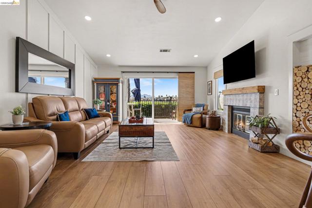 1550 Trawler St, Discovery Bay CA: https://media.crmls.org/mediaz/0a7ffddf-98de-4402-9872-f424fca05a2d.jpg