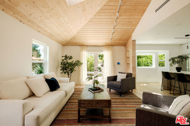 856 858 Coeur D Alene Avenue, Venice CA: https://media.crmls.org/mediaz/0a806c00-3522-4f1e-8ea6-cc11b3cc1e4f.jpg