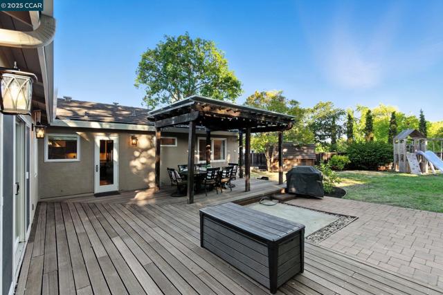 15 Ardmore Ct, Pleasant Hill CA: https://media.crmls.org/mediaz/0a812ba6-703d-4c5e-aae7-a980a5160b9f.jpg