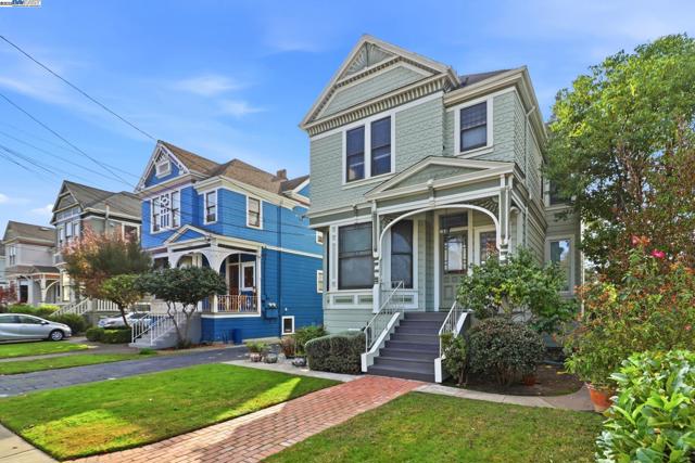 1822 San Antonio Ave, Alameda CA: https://media.crmls.org/mediaz/0a816486-16a8-4aff-982e-671aba684bc1.jpg