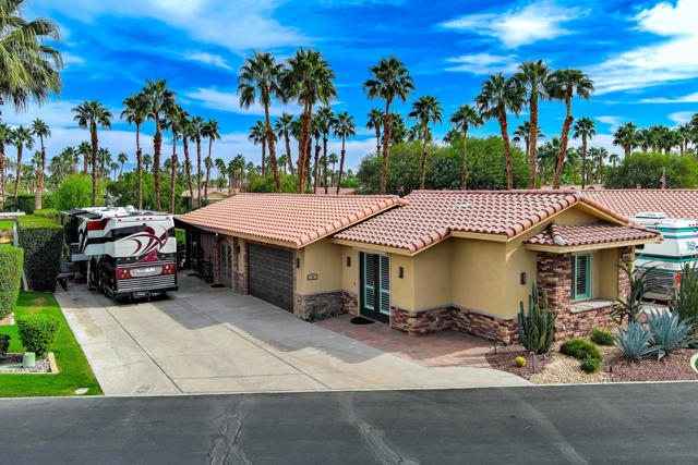 48170 Hjorth Street, Indio CA: https://media.crmls.org/mediaz/0a83c2d8-6648-4cd6-a439-38acdd4805ec.jpg