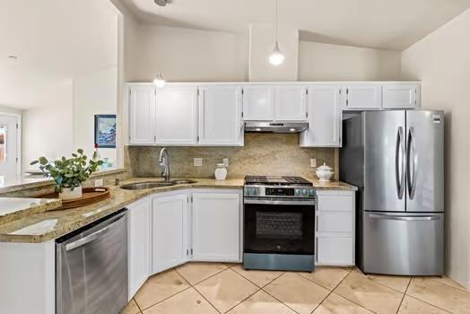 425 Alcalde Avenue, Monterey CA: https://media.crmls.org/mediaz/0a83cb78-cb5e-4b21-95a7-7db8b35309b8.jpg