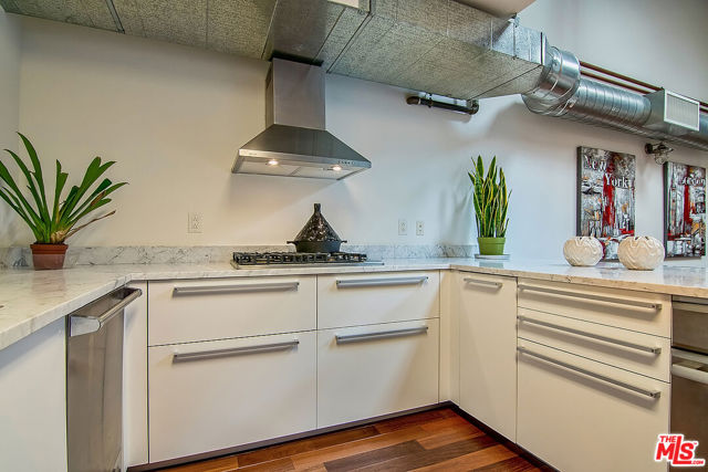 1046 Princeton Drive, Venice CA: https://media.crmls.org/mediaz/0a840c56-b454-4eef-8cda-0fa9294c7c72.jpg
