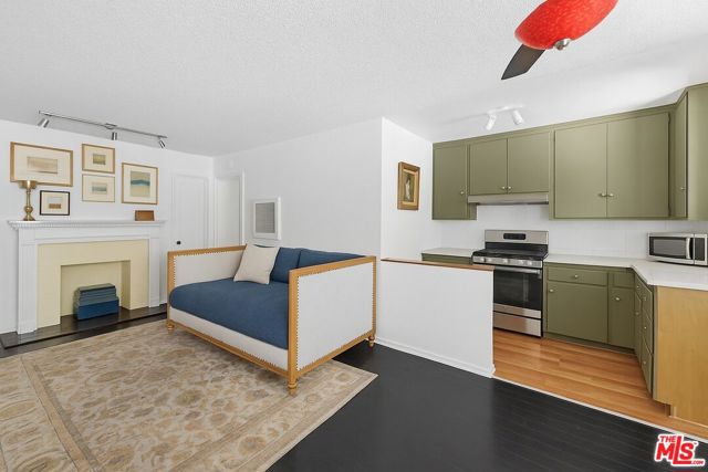 946 Hilldale Avenue, West Hollywood CA: https://media.crmls.org/mediaz/0a841dd7-33ed-4932-993d-5cf19b7d84e5.jpg