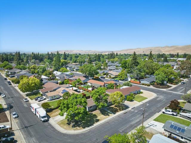 1693 Greentree Drive, Concord CA: https://media.crmls.org/mediaz/0a8471cf-a642-4452-9fba-7708e17bf82f.jpg