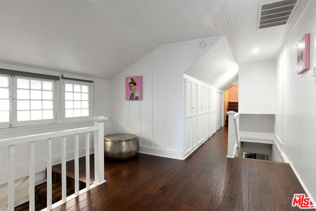 10 30th Avenue, Venice CA: https://media.crmls.org/mediaz/0a847d3b-71b8-4298-8a40-8073f0f77cf9.jpg