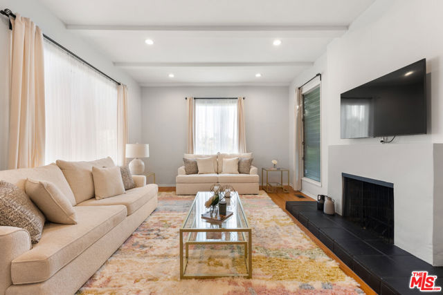 311 N Doheny Drive, Beverly Hills CA: https://media.crmls.org/mediaz/0a8496a5-8b32-4c80-8cfd-484655fc5beb.jpg
