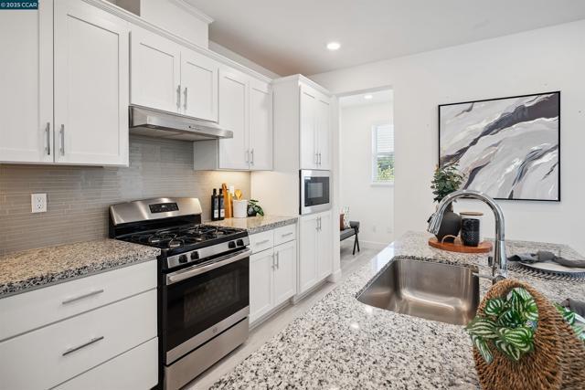 92 Zenith Cmn, Fremont CA: https://media.crmls.org/mediaz/0a84da6b-87d6-48e7-8919-6c1310292f43.jpg