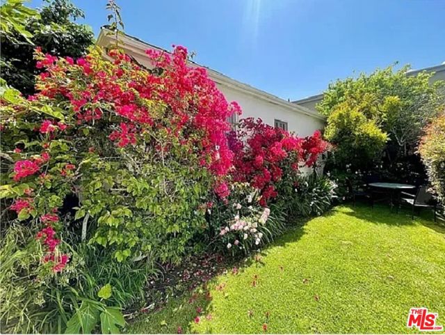 816 17th Street, Santa Monica CA: https://media.crmls.org/mediaz/0a84e570-9e9c-40af-9c2f-172c200cadc2.jpg