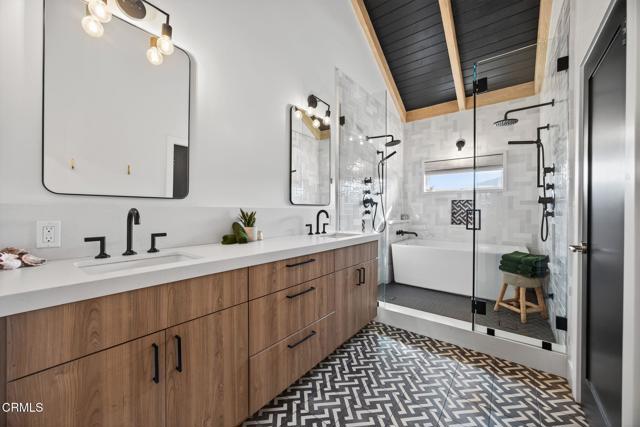3256 Ocean Drive, Oxnard CA: https://media.crmls.org/mediaz/0a86b5da-dc91-4a26-8c90-52b8e0b7b4ea.jpg