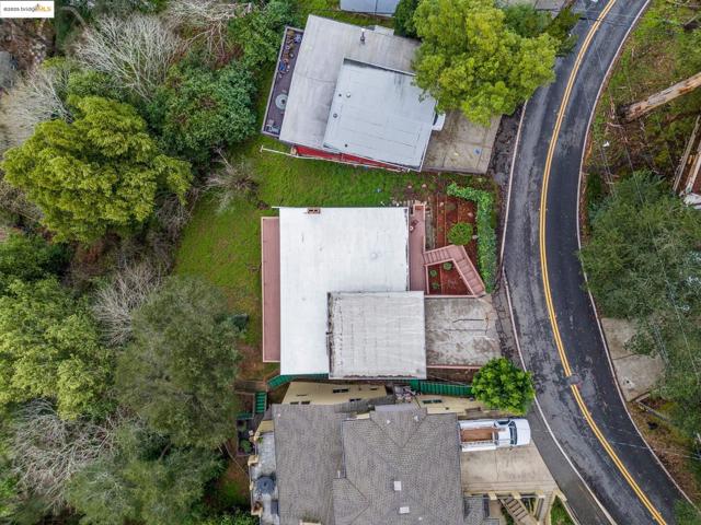 6866 Thornhill Dr, Oakland CA: https://media.crmls.org/mediaz/0a892968-cb89-44eb-9757-2cc8e699c7a1.jpg