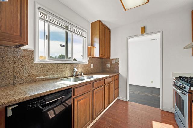 1250 147th Ave, San Leandro CA: https://media.crmls.org/mediaz/0a89774e-41ab-43fd-a1d7-cb764a27ecf8.jpg