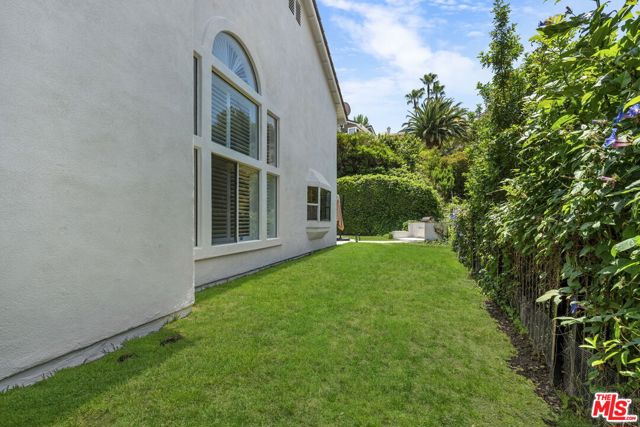 22248 Cairnloch Street, Calabasas CA: https://media.crmls.org/mediaz/0a89a02d-034d-4463-aac9-df8c438b2cc9.jpg