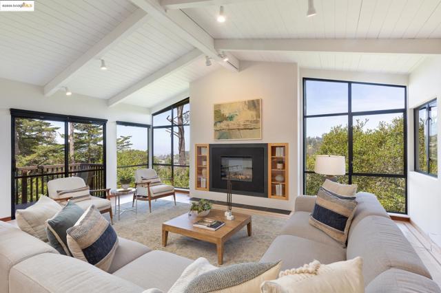20 Ascot Ct, Oakland CA: https://media.crmls.org/mediaz/0a8af7a0-ccba-41a5-b30e-7d41ed9b9c84.jpg