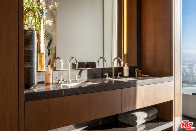 211 W Elm Court, Los Angeles CA: https://media.crmls.org/mediaz/0a8b5d4b-2b98-44d2-a8a5-6483b7d10b78.jpg
