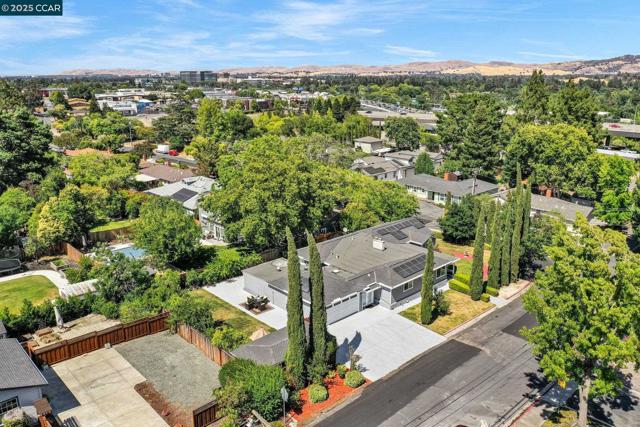 2401 Casa Way, Walnut Creek CA: https://media.crmls.org/mediaz/0a8c1a4e-0a7f-4c01-aa24-b3b995634445.jpg