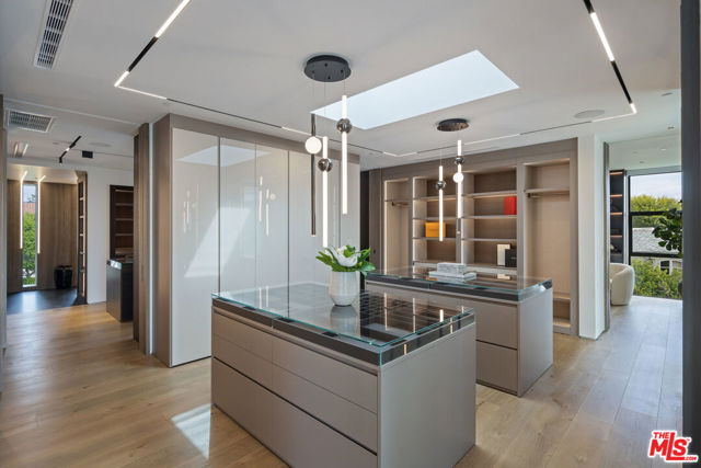 615 N Faring Road, Los Angeles CA: https://media.crmls.org/mediaz/0a8c308a-d1c6-4142-a0e2-ebae188849f9.jpg