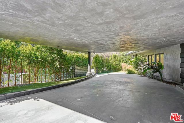 4900 Queen Victoria Road, Woodland Hills CA: https://media.crmls.org/mediaz/0a8c8539-604a-42b4-b666-1179f11f663a.jpg