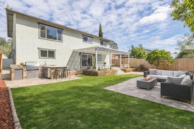 361 E Indian Rock Rd, Vista CA: https://media.crmls.org/mediaz/0a8ce72c-bafc-4ced-bb77-0487b56451ca.jpg