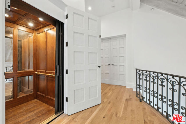 1675 Woods Drive, Los Angeles CA: https://media.crmls.org/mediaz/0a8d257e-5268-4f13-a6ec-8e8ceb345229.jpg