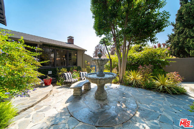 6626 Cahuenga Terrace, Los Angeles CA: https://media.crmls.org/mediaz/0a8d9d42-cc09-42ea-aad1-5526f86137b3.jpg