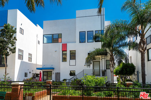 12936 Discovery, Los Angeles CA: https://media.crmls.org/mediaz/0a8dbc46-173a-4d27-97e9-bbf2aad084a9.jpg