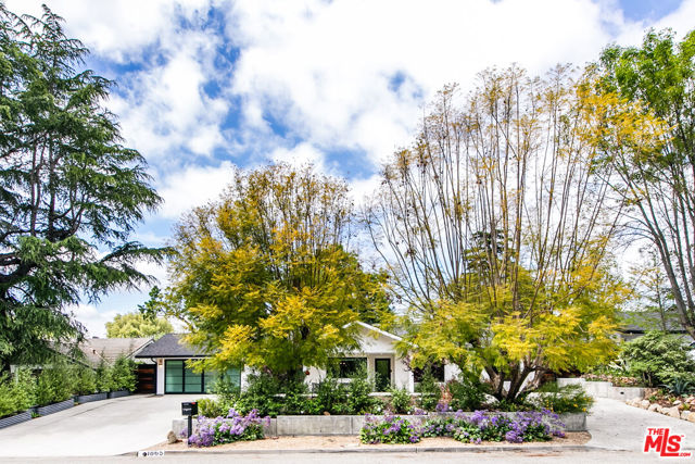 1865 El Monte Drive, Thousand Oaks CA: https://media.crmls.org/mediaz/0a8f5310-733d-4443-8a75-7f1a5536912f.jpg