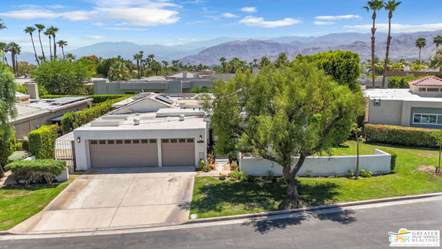 12 Santa Clara Drive, Rancho Mirage CA: https://media.crmls.org/mediaz/0a8f87c6-f6c4-405f-9a1a-0ade3ae2848b.jpg