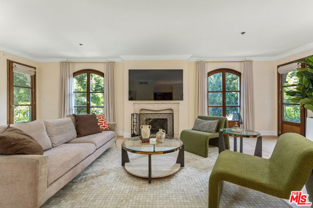 9249 Burton Way, Beverly Hills CA: https://media.crmls.org/mediaz/0a8f8937-37fe-4868-bb50-f5292a36063e.jpg