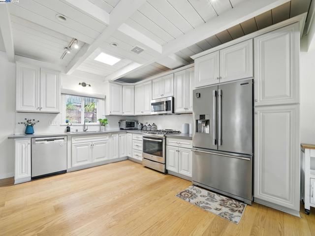 2323 Mastlands Dr, Oakland CA: https://media.crmls.org/mediaz/0a904686-36c4-44cd-b37c-f50dc2df6d83.jpg