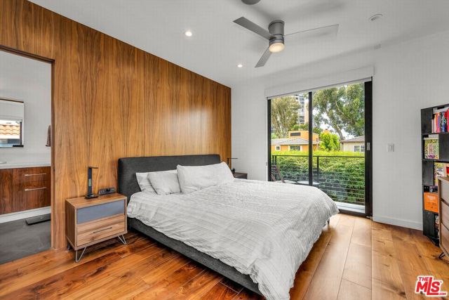 749 Oxford Ave Avenue, Venice CA: https://media.crmls.org/mediaz/0a9354ba-d9cd-4f2a-9215-fc893626fe3b.jpg