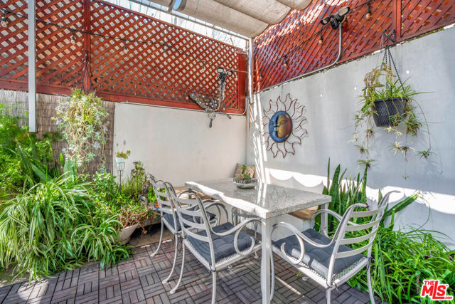 461 N St Andrews Place, Los Angeles CA: https://media.crmls.org/mediaz/0a93fe47-99b3-46a8-a4ea-007f0424ddff.jpg