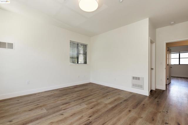 1565 32nd Street, Oakland CA: https://media.crmls.org/mediaz/0a941c8b-194c-4264-886c-87528a66bef4.jpg