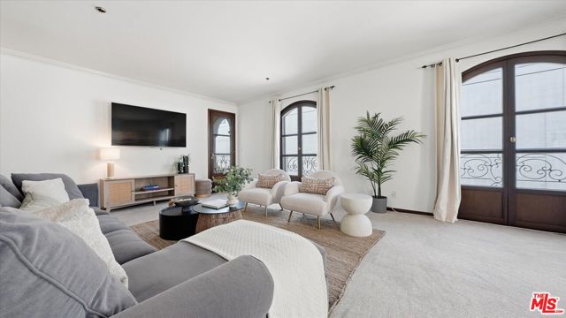 9249 Burton Way, Beverly Hills CA: https://media.crmls.org/mediaz/0a96b6ff-e28e-4791-b456-88043a1554c7.jpg