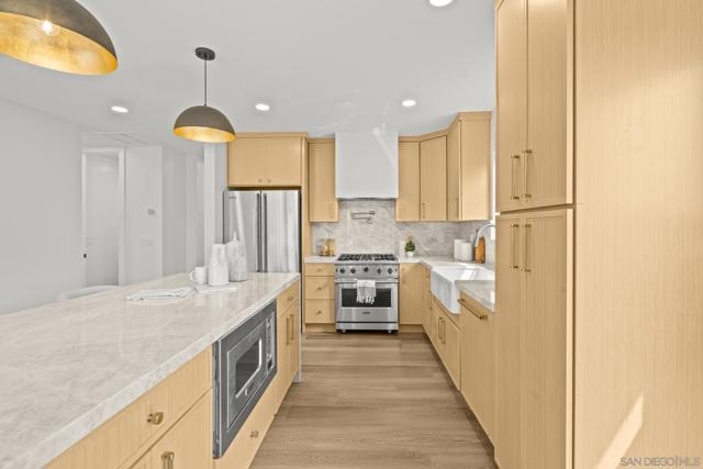 375 E Avenue, Coronado CA: https://media.crmls.org/mediaz/0a977749-a190-4d3d-9034-06eae5e3c910.jpg