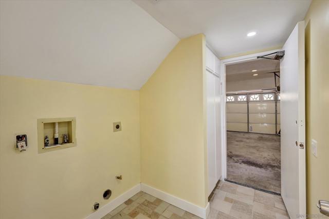 1103 Countrywood Ln, Vista CA: https://media.crmls.org/mediaz/0a979c9e-e89e-4e5d-9ee2-d49cf8c665ea.jpg