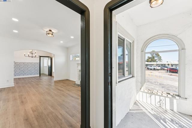 2734 Macarthur Blvd, Oakland CA: https://media.crmls.org/mediaz/0a985805-1f9b-4f07-907c-760583168247.jpg
