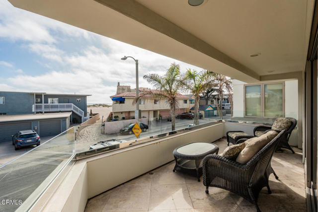 3300 Ocean Drive, Oxnard CA: https://media.crmls.org/mediaz/0a98c1f6-d335-4c16-81fc-7ca121c9114e.jpg