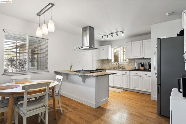 4855 Edgewood Ct, Oakley CA: https://media.crmls.org/mediaz/0a9afa47-1266-4be0-90d1-c2e425c55708.jpg